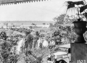 Wasserfall und Siedlung : Blick über einen Wasserfall auf eine Siedlung