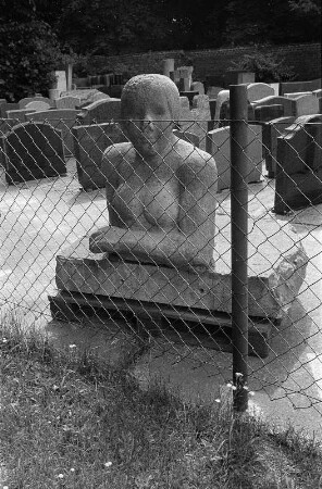 Berlin-Pankow : In Berlin-Pankow, Friedhofssteinmetz an der Blankenburger Allee