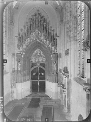 Dom, Portal Grabplatte