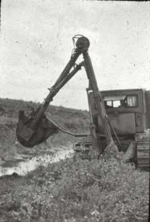 Hinteransicht des Grabenreinigers KOM-80