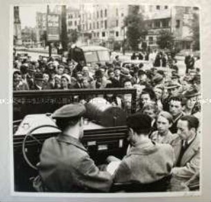 Britische Lautsprecherwagen in der Hardenbergstraße, die während der Stromsperren der Blockadezeit Nachrichten verbreiteten
