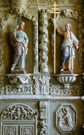 Frankreich. Bretagne. Finistere. Sainte Marie du Menez Hom. Kapelle innen. Geschnitzter Retabel