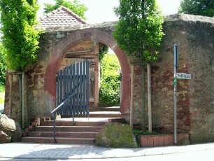 Friedhof-Ansicht von Nordwesten-Zugangstor mit anschließender Kirchhofmauer in Übersicht (Wehrgang mit Steinbrüstung im 18 Jh abgetragen)