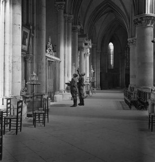 Hans-Adalbert von Stockhausen (links) und Franz Prinz zu Sayn-Wittgenstein (rechts) im Chorumgang der Kathedrale Saint-Julien in Le Mans (Aufnahme im Rahmen der Fotokampagne im besetzten Frankreich)