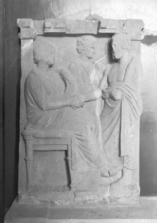 Grabstele mit Frau, Mann und Dienerin