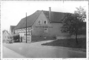 Graupa (Pirna-Graupa), Dorfplatz (Tschaikowskiplatz) 1. Gasthof zum Erbgericht. Straßenansicht