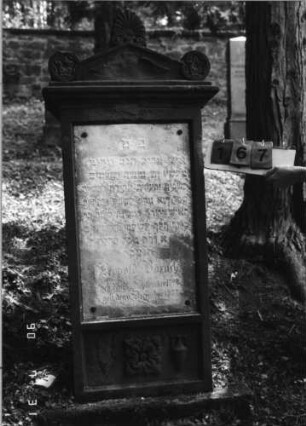 Grabstein 167 (Index: 99790413) Maße HxBxT: 142x70x30 cm Symbolik: geflügelte Sanduhr, 2 Amphoren: Grabstein 167