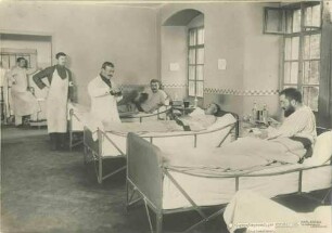 Drei bettlägerige Kranke und drei Pfleger, Kriegsgefangene, auf Krankenstation im Kriegsgefangenenlager Hohenasperg