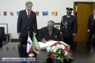 Berlin-Besuch von Levy Patrick Mwanawasa (Staatspräsident der Republik Sambia), Brandenburger Tor (Mitte)