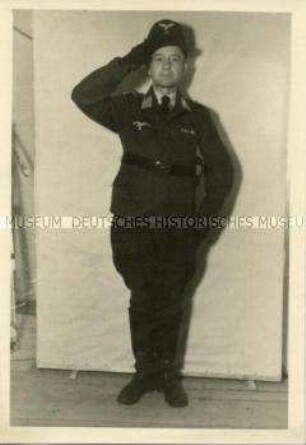 Soldat Walter Reimer in Uniform salutierend