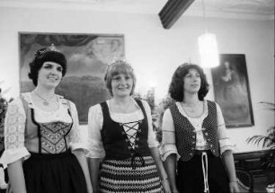 Freiburg: Kaufhaussaal; Krönungsakt; Weinkönigin und Prinzessinnen; nebeneinander