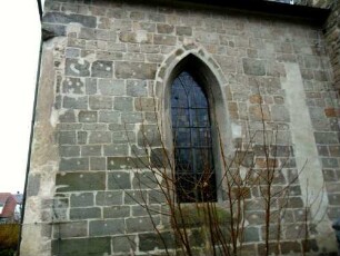 Stadtkirche - Chor von Norden (Baubestand 14 Jh) mit Werksteinen im Mauersteinverband (erhaltene Zangenlöcher der Hebezeuge)