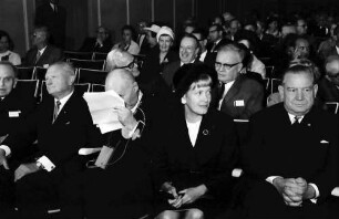 16. Tagung 1966 Mediziner: vorn: Otto Hahn, ?, André F. Cournand, Frau Steurer, A. Goppel, dahinter G. Hess und Werner Forßmann