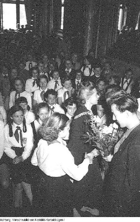 Junge Pioniere, verschiedene Veranstaltungen in Dresden: Weihnachten im Pionierpalast "Walter Ulbricht", Ausstellung der außerschulischen Einrichtungen der Stadt Dresden am Postplatz, Kinderfest der Zeitung "Wochenpost", Dezember 1954 - Juli 1955 & Kulturausscheid der Jungen Pioniere, 12. Juni 1955