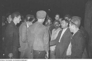 Freital. VEB Steinkohlenwerk "Willi Agatz" Freital. Ernst Lohagen, erster Sekretär der SED-Landesleitung Sachsen bei den Bergleuten nach einer Sonderschicht, Juli 1951