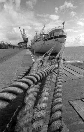 Bremerhaven: [Taue] am Heck der "Fairsea"