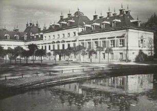 Schloss Pillnitz, Neues Palais, Blick in den Fliederhof und auf den Kapellenflügel