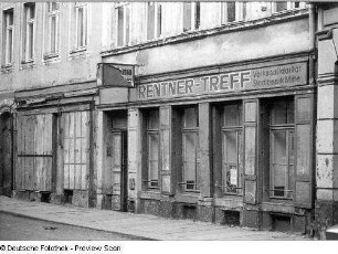 Dresden. Wohnhaus mit Rentner-Treff der Volkssolidarität Stadtbezirk Mitte. Fenster (Erdgeschoss, teilweise 1. Obergeschoss) und Hauseingang. Straßenansicht