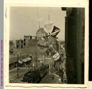 Blick aus einem für das Kasseler Volksfest Zissel geschmückten Haus