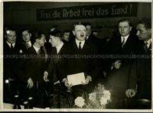 Adolf Hitler auf einer Veranstaltung des NS-Studentenbundes