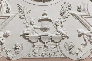 Decke des Blaugoldenen Saals — Putti mit Vasen und Zweigen — Zwei Putti mit Vase und Lorbeerzweigen