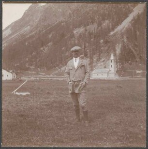Prinz Max von Baden in Sils im Engadin, im Hintergrund eine Kirche und Gebirge