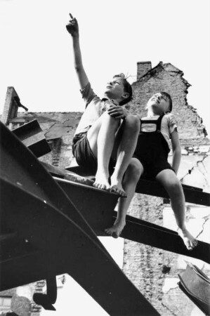 Berlin (West). "Zaungast der Luftbrücke". Zwei Jungen beobachten aus einer Hausruine ein (im Bild nicht sichtbares) Transportflugzeug ("Rosinenbomber")