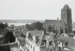 Riesenburg, Stadtansicht : Riesenburg (Prabuty/Polen). Stadtansicht mit Pfarrkirche vom Wasserturm