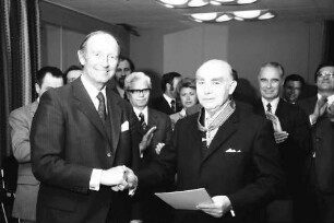 Freiburg: Hotel Stadt Freiburg; Bundesverdienstkreuz für Alfred Löffler MdL, überreicht durch Ministerpräsident Dr. Filbinger