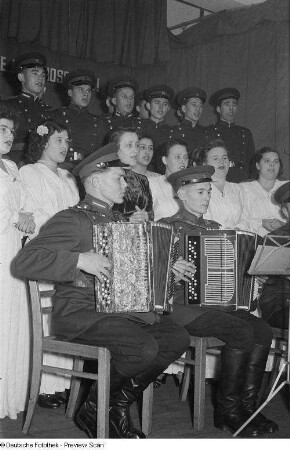 Sowjetisches Musikensemble auf einer Kulturveranstaltung der HO Industriewaren Leipzig-Stadt im Rahmen des Monats der Deutsch-Sowjetischen Freundschaft