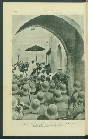 El jalifa de Tetuán, acompañado de su séquito, saliendo de la Mezquita, después de celebrar la Pascua del carnero. [Fotografía]
