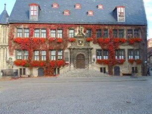 Quedlinburg - Rathausansicht mit Roland : Totalansicht des Renaissance-Rathauses. Aufgenommen am 26. Oktober 2012 in Quedlinburg