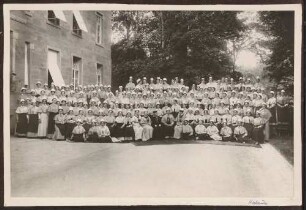 Großherzogin Luise mit Krankenschwestern des Badischen Frauenvereins ("Luisenschwestern").