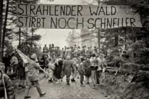 Protest gegen die atomare Wiederaufbereitungsanlage Wackersdorf (WAA Wackersdorf) - Demonstranten im Wald mit Transparent