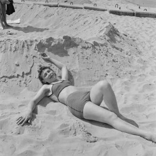 Elisabeth Gremmler liegt am Strand