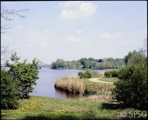 Potsdam, Park Babelsberg, Blick vom Uferweg über den Hafen zum Glienicker Horn und Glienicker Brücke.