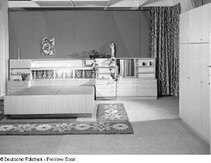 Doppelbett : Schlafzimmermöbel (1973; VEB Möbelkombinat Wi-We-Na). Ansicht mit Anbauwand, Doppelbett und Anbauschrank