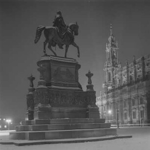 Dresden. Reiterstandbild König Johann von Johannes Schilling (1882-1889), im Hintergrund Hofkirche
