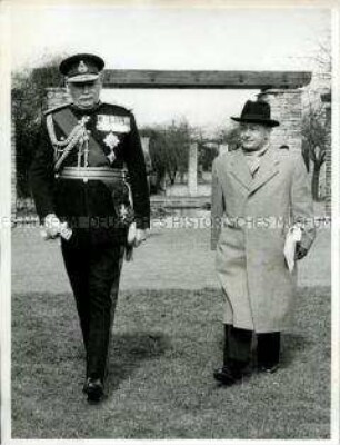 General Gale und Ministerpräsident Steinhoff bei einer NATO-Parade in Düsseldorf