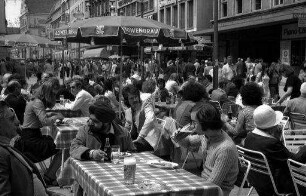 München: Tische auf der Kaufingerstraße