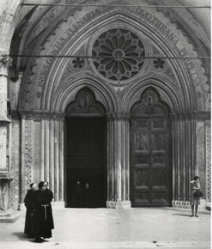 Pater vor der Doppelkirche in Assisi