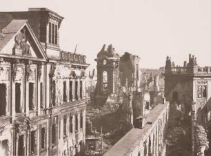 Dresden, Blick vom Georgentor über die Augustusstraße mit den Ruinen von Ständehaus und dem Langen Gang des Stallhofes zur Ruine der Frauenkirche
