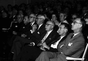 17. Tagung 1967 Chemiker; Eröffnungsfeier: Sitzreihe: Harold C. Urey, Otto Hahn, Robert S. Mulliken, Lord Alexander Todd of Trumpington, Leopold Ruzicka, James D. Watson, Graf Lennart Bernadotte