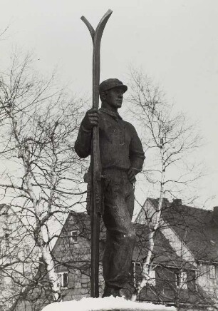 Skiläuferdenkmal : Altenberg (Erzgebirge), Skiläufer-Denkmal auf dem Bahnhofsvorplatz