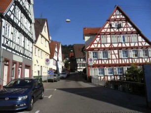 Stadtbild-Altburger Straße nach Norden mit Gebäudebestand-Giebelständige Häuser mit Fachwerkobergeschossen (Riegelbauweise) auf steinernem Stock