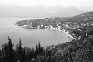 Lopud: Blick von der Höhe auf die Bucht mit Ort