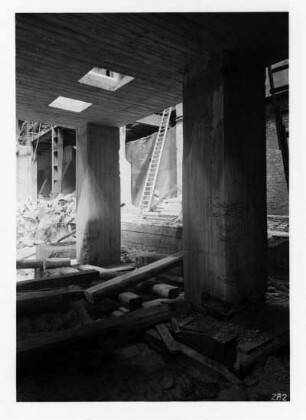 Industrie-Kraftwerk. Schäden an Betonpfeilern : Lauta (Niederlausitz). Industrie-Kraftwerk. Schäden an Betonpfeilern