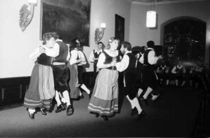 Freiburg: Kaufhaus, Trachtentanz