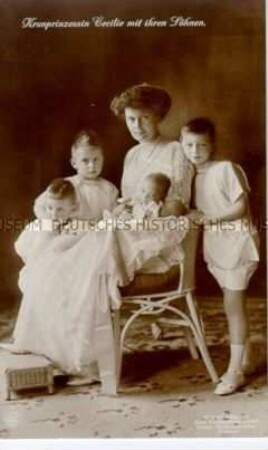 Kronprinzessin Cecilie mit ihren vier Söhnen