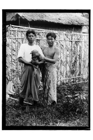 Diener Kurt Beyers mit Hund : "Phetchaburi. Rechts ""Boy"" von Dr. Kurt Beyer und einer der zugelaufenen Hunde, 1909"